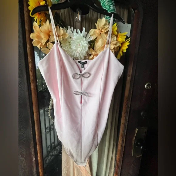 Pale Pink Textured Bodysuit Dynamite Top NWT Decorative Crystal Bows Size Large - Picture 1 of 7
